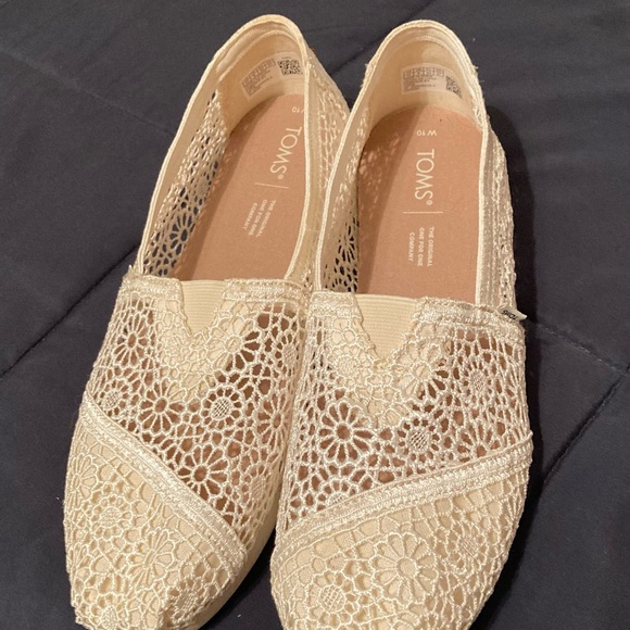 NWOT TOMS Women’s Floral Lace Slip On Flats. Size 10. No box. Free canvas bag. - Picture 2 of 6
